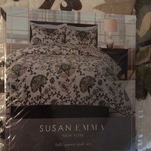 Never opened floral quilt set. Size full/queen.